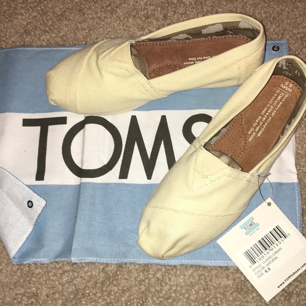 TOMS new w/tags classics natural size 6.5 womens